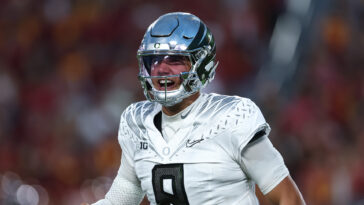 oregons’-dylan-raiola-to-make-first-start-for-ducks-against-no.-21-ucla