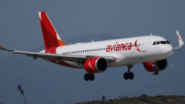 breaking:-turbulence-forces-nyc-bound-plane-to-land,-8-hospitalized