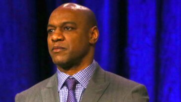 watch:-walter-payton’s-son-gets-emotional-as-he-learns-of-mike-ditka’s-death-during-live-broadcast