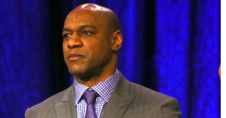watch:-walter-payton’s-son-gets-emotional-as-he-learns-of-mike-ditka’s-death-during-live-broadcast