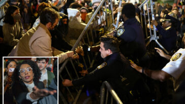 anti-ice-protesters-ram-cops-with-barricades,-lefty-mamdani-backed-pol-yells-at-nypd-to-‘stop-escalating’:-video