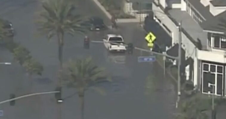 ocean-water-floods-homes-on-newport-beach’s-balboa-peninsula-as-tropical-storm-rachel-barrels-toward-southern-california-(video)