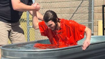 inmates-baptized-at-sheriff’s-office-in-powerful-display-of-gospel-truth