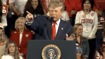 lol:-“like-that-wacko-that’s-screaming-up-there”-–-trump-points-out-heckler-who-interrupts-rally-as-he’s-talking-about-hecklers-(video)