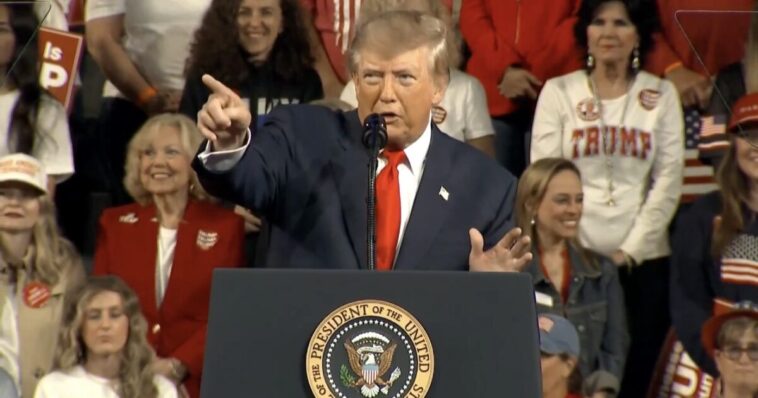 lol:-“like-that-wacko-that’s-screaming-up-there”-–-trump-points-out-heckler-who-interrupts-rally-as-he’s-talking-about-hecklers-(video)