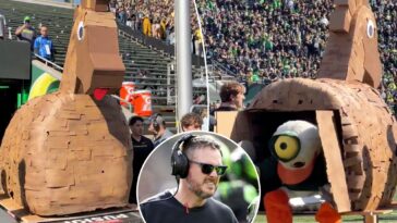 oregon’s-usc-trojan-horse-jab-before-facing-ucla-ages-brutally