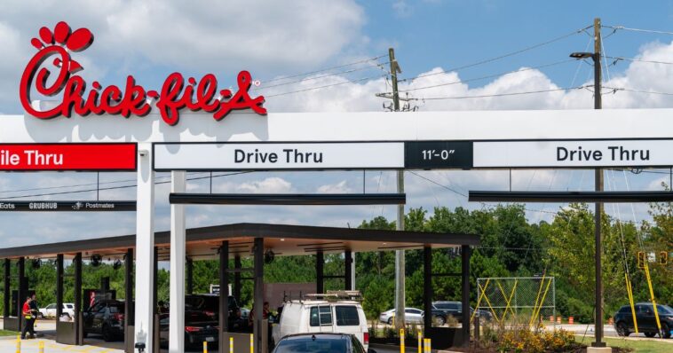chick-fil-a-takes-stand-against-ai-trend-mcdonald’s-embraced,-holds-the-line-on-‘human-to-human’-service