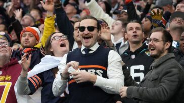 mike-ditka-tributes-pour-in-from-around-the-nfl-including-fans-dressing-like-him-in-green-bay