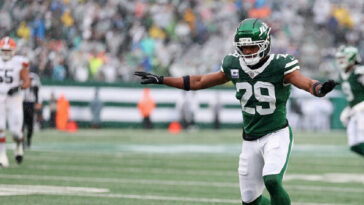 watch:-browns’-kc-concepcion-knocked-out-by-vicious-hit-in-jets-game