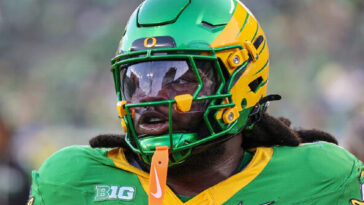 watch:-oregon’s-bear-alexander-accused-of-dirty-hit-on-ucla-qb-nico-iamaleava’s-head