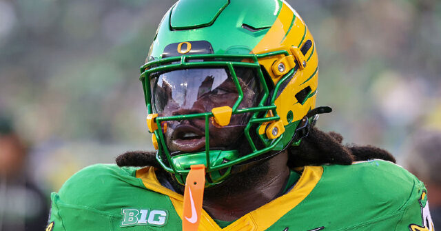 watch:-oregon’s-bear-alexander-accused-of-dirty-hit-on-ucla-qb-nico-iamaleava’s-head