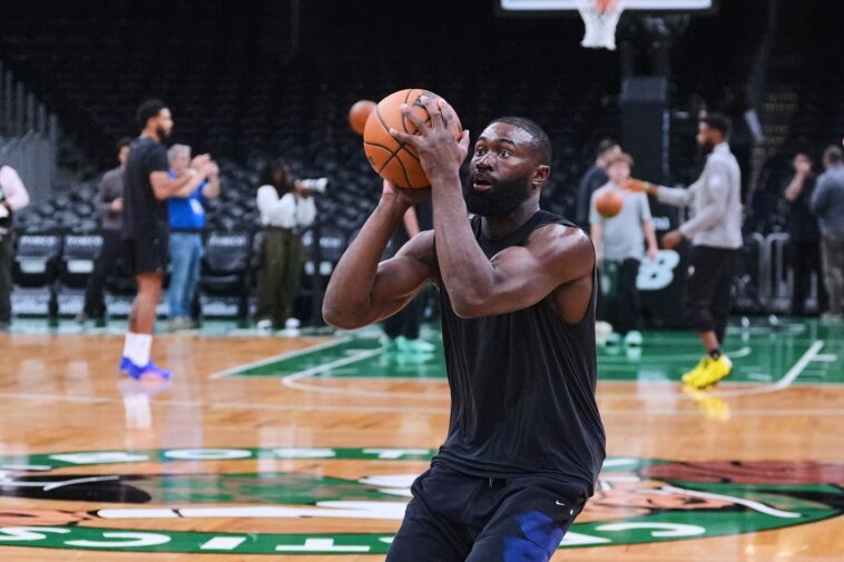 jayson-tatum,-jaylen-brown-ignore-each-other-in-awkward-celtics-76ers-pregame-scene