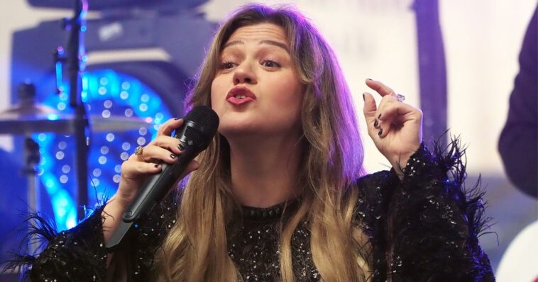 kelly-clarkson-accused-of-being-a-‘bully’-as-she-wages-public-war-against-a-store-she-says-insulted-her