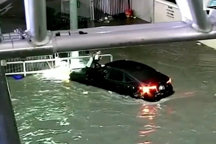 dramatic-moment-driver-trapped-on-top-of-her-car-after-tropical-storm-rachel-hit-las-vegas