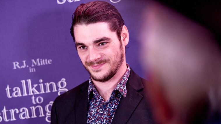 rj-mitte,-‘breaking-bad’-actor-who-played-walter-white-jr.,-dies-at-34
