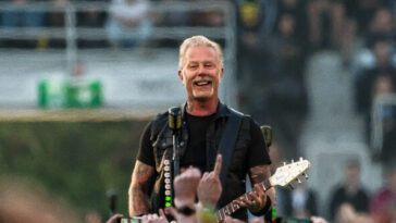 watch:-metallica’s-james-hetfield-tells-audience-we’re-‘not-here,-like-other-entertainers,-to-influence-you-with-their-bulls**t’