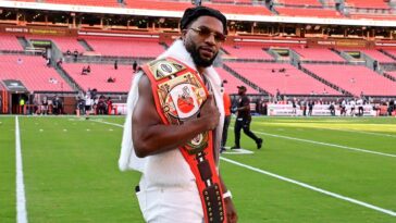 wwe-stars-enter-the-chat-as-company-teams-up-with-whatsapp-to-elevate-nfl-sundays-for-passionate-fans
