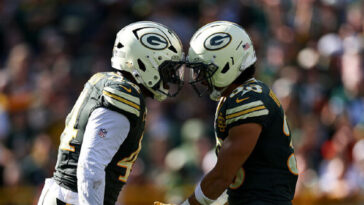 video:-bears-kicker-cairo-santos-attempts-sneaky-move-on-packers-player-as-rivalry-reignites
