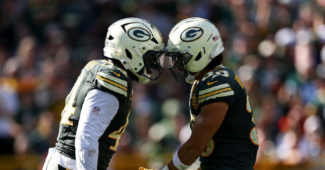video:-bears-kicker-cairo-santos-attempts-sneaky-move-on-packers-player-as-rivalry-reignites