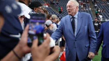 ‘hefty’-packers-fan-mooned-me-and-my-grandkids:-jerry-jones
