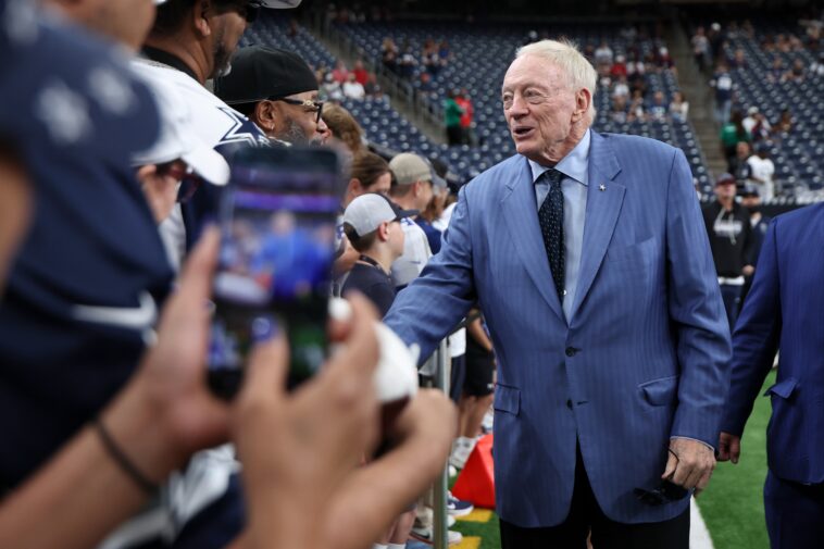 ‘hefty’-packers-fan-mooned-me-and-my-grandkids:-jerry-jones