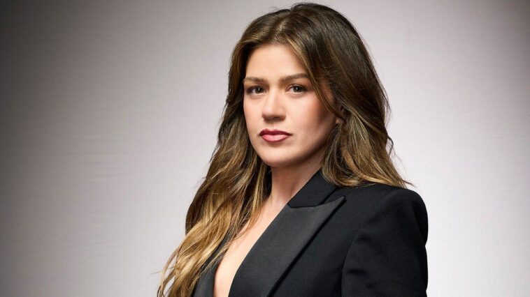 kelly-clarkson-‘has-put-us-in-danger,’-brooklyn-store-owner-claims-as-bird’s-price-tag-soars-to-$15m