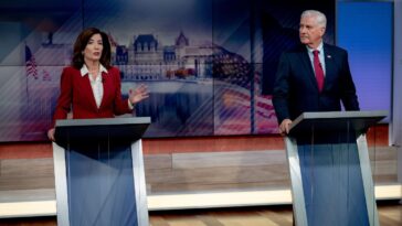 watch:-kathy-hochul-stumbles-in-debate-opening-statement-and-republican-opponent-bruce-blakeman-pounces