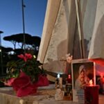 chicago-catholics-pray-outside-pope-leo-xiv’s-childhood-home