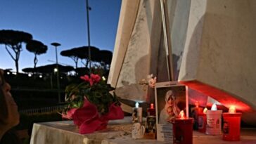 chicago-catholics-pray-outside-pope-leo-xiv’s-childhood-home