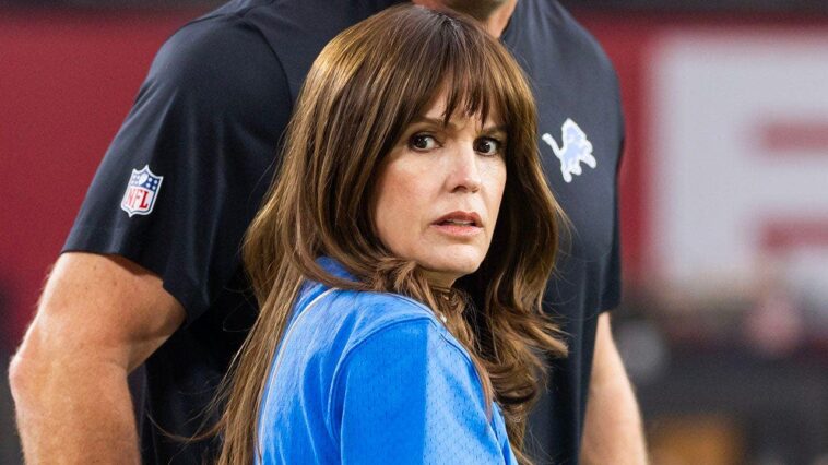 dan-campbell’s-wife-holly-reacts-to-a-female-lions-fan-thirsting-over-the-head-coach-on-social-media