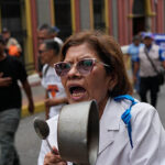 venezuelan-police-repress-workers,-retirees,-pensioners-demanding-better-wages-in-caracas