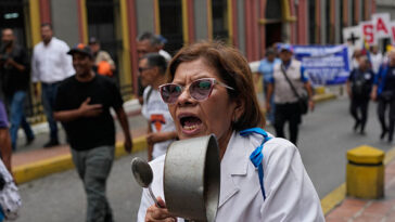 venezuelan-police-repress-workers,-retirees,-pensioners-demanding-better-wages-in-caracas