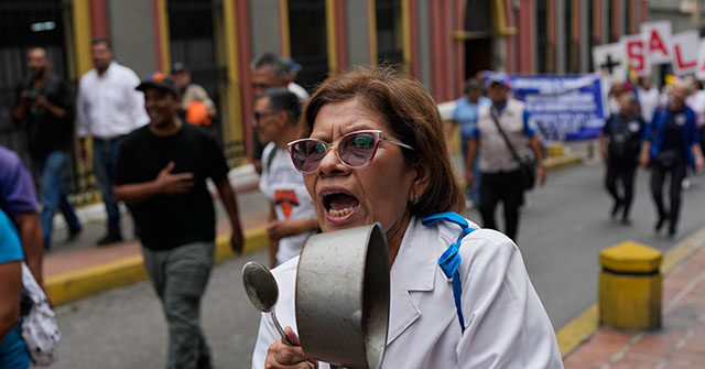 venezuelan-police-repress-workers,-retirees,-pensioners-demanding-better-wages-in-caracas