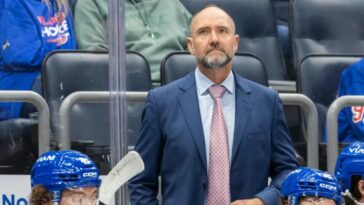 islanders-coach-benches-two-forwards-late-in-game-as-he-rips-team’s-poor-play