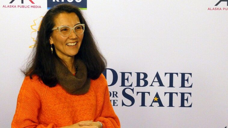 democrat’s-debate-‘cue-cards’-steal-spotlight-in-high-stakes-senate-clash