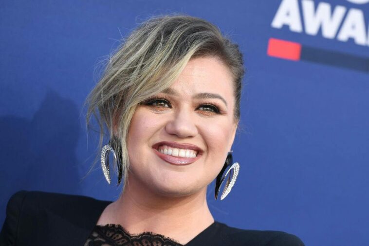 flipping-the-$15-million-bird:-kelly-clarkson’s-asymmetric-social-warfare-on-atlantic-avenue