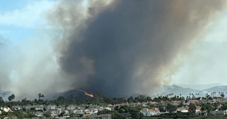 watch:-socal:-fire-erupts-in-south-orange-county,-explodes-to-over-465-acres-–-at-least-8-homes-engulfed…-developing