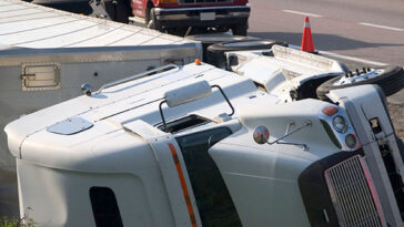 video:-semi-truck-hauling-hydrochloric-acid-overturns-on-illinois-roadway