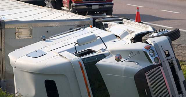 video:-semi-truck-hauling-hydrochloric-acid-overturns-on-illinois-roadway