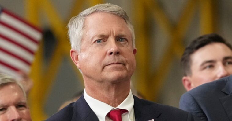 deep-red-kansas-in-midterms-trouble,-democrat-ties-with-republican-incumbent:-poll