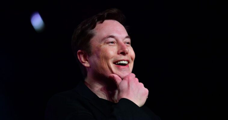 musk’s-new-‘flying-car’-blows-up-the-internet-as-tesla-unveils-incredible-demonstration