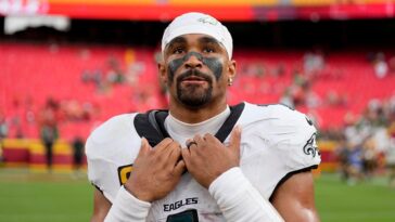 eagles’-jalen-hurts-placed-on-injured-reserve-after-superficial-blood-clot-found-in-his-calf-area