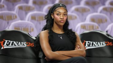 dream-and-valkyries-leave-court-for-national-anthem,-return-seconds-later-at-wnba-finals
