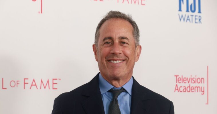 crowd-erupts-as-jerry-seinfeld-turns-tables-on-anti-israel-hecklers,-says-he’s-‘sending’-their-ticket-money-‘to-israel’