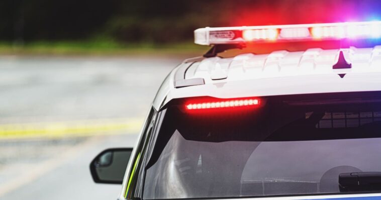 after-dad-loses-daughter’s-birthday-money-to-scammer,-2-police-officers-save-the-day-and-leave-him-in-tears