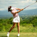 golfer-distracted-by-‘a-nice-rack’-shanks-tee-shot-in-the-direction-of-large-bull-elk,-wisely-grabs-a-new-ball