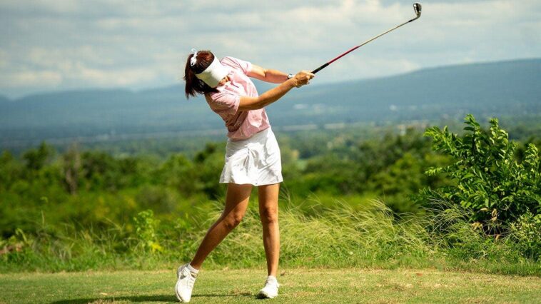 golfer-distracted-by-‘a-nice-rack’-shanks-tee-shot-in-the-direction-of-large-bull-elk,-wisely-grabs-a-new-ball