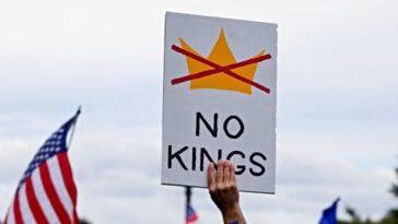 video:-leftist-‘no-kings’-groups-rally-across-us.-to-encourage-early-voting-in-midterm-elections