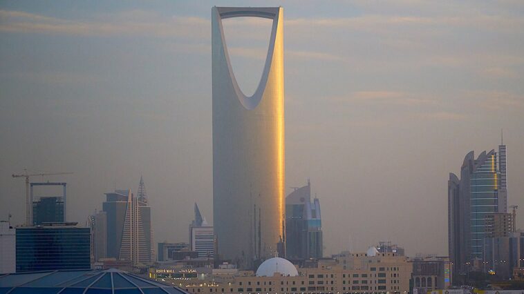 saudi-arabia-on-edge:-iconic-kingdom-centre-sends-workers-home-amid-houthi-attacks
