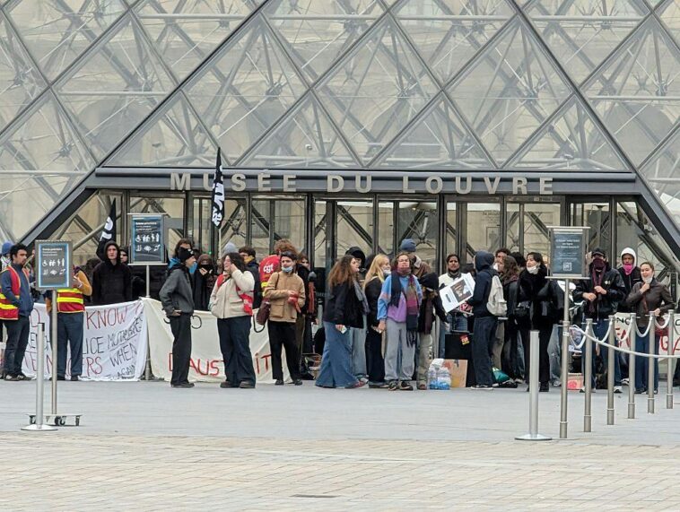 agitators-shut-down-the-louvre-as-riots-rock-paris